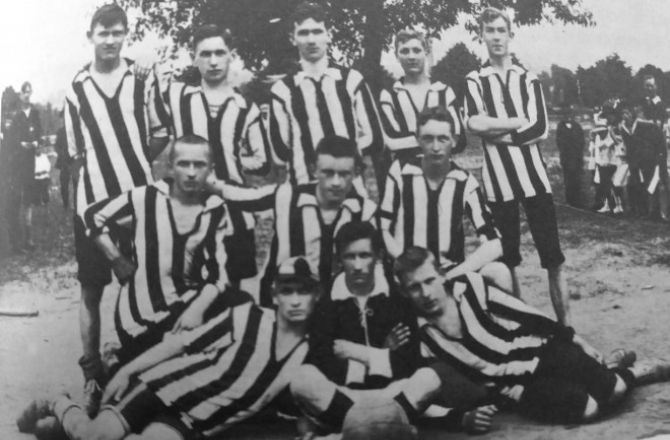 Na zdjęciu drużyna S.C. Preussen przed I wojną światową