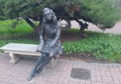Nelly siedzi i patrzy na Gorzów