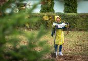 Deszcz im nie straszny! Seniorzy posadzili dęby - GALERIA