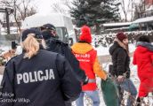 Policjanci pomagają osobom bezdomnym