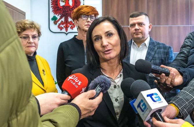 Dyrektor FG Joanna Pisarewicz. Na drugim planie stoją Elżbieta Płonka, Elżbieta Rafalska i Jacek Wójcicki