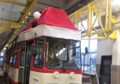 Mikołajkowa bimba z wielką czapką rusza w trasę