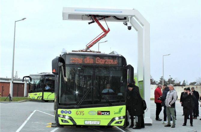 Autobus elektryczny podczas ,,tankowania'' energią