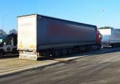 Zagraniczne ciężarówki skierowane na parking