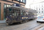 Brzęczące tramwaje z drewnianymi ławkami