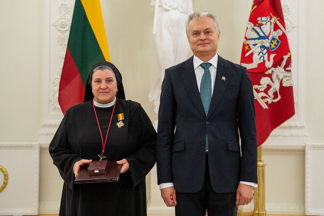 Na zdjęciu s. Michaela Rak i prezydent Gitanas Nausėda. Fot. Kancelaria Prezydenta Republiki Litewskiej/Robertas Dačkus