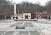 Sędzia biegający po boisku z parasolem