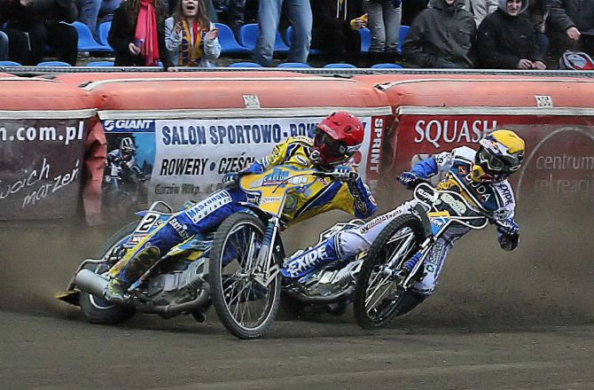 Tomasz Gollob (z lewej) w barwach Stali Gorzów w 2010 roku