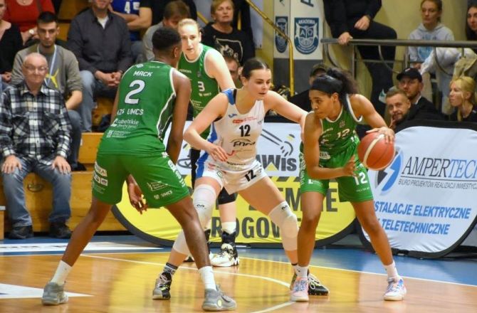 Wiktoria Keller (w białej koszulce) w meczach z AZS Lublin walczyła dzielnie, ale nie była w stanie z koleżankami awansować do finału