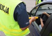 Nie mógł utrzymać prostej linii jazdy i wpadł na policjantkę