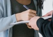 Nie ma dłużnika w domu? Komornik i tak wręczy pismo