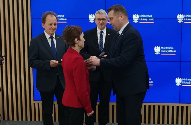 Prof. Elżbieta Skorupska-Raczyńska odbiera medal z rąk ministra Przemysława Czarnka