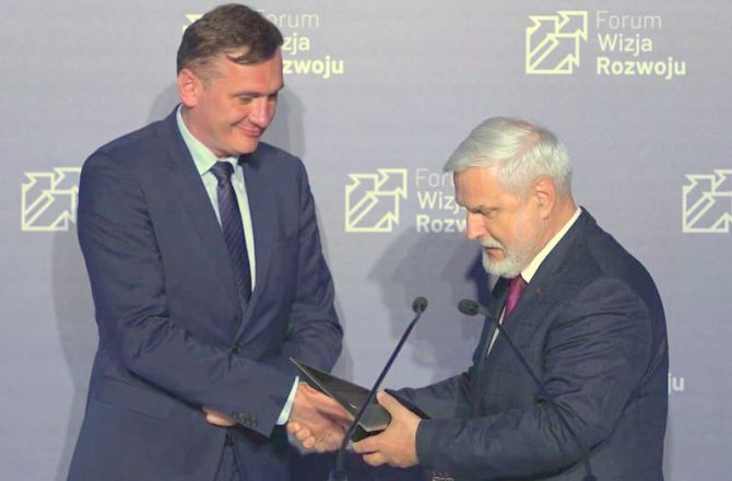 Prezes KSSSE Krzysztof Kielec odbiera nagrodę w Gdyni
