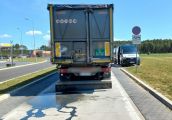 Odpady wyciekały z ciężarówki na drogę