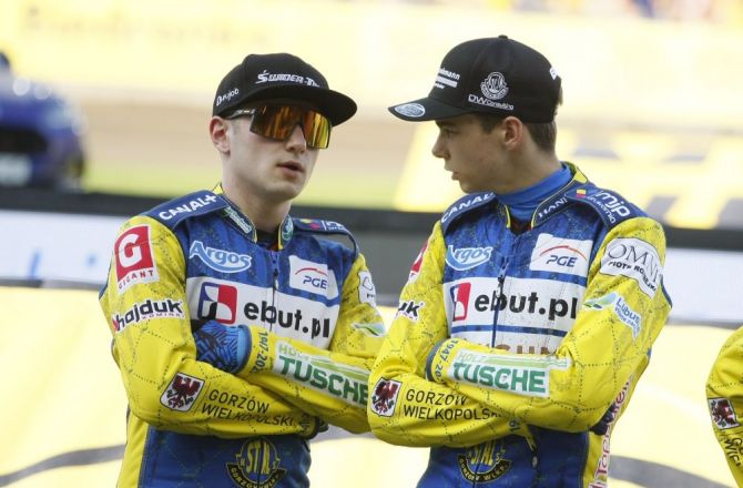 Mateusz Bartkowiak (z lewej) w rozmowie z Oskarem Paluchem