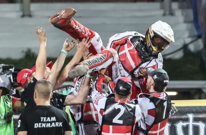 Anders Thomsen na rękach kolegów ze swojego teamu