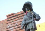 Hołd powstańcom warszawskim