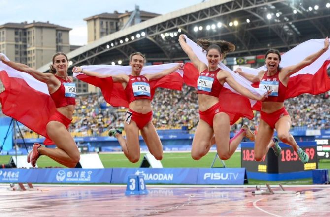 Nikola Horowska (druga z lewej) razem z koleżankami po fantastycznym biegu w sztafecie