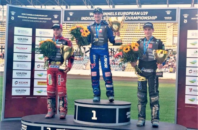 Od lewej: Damian Ratajczak, Wiktor Przyjemski i Mathias Pollestad