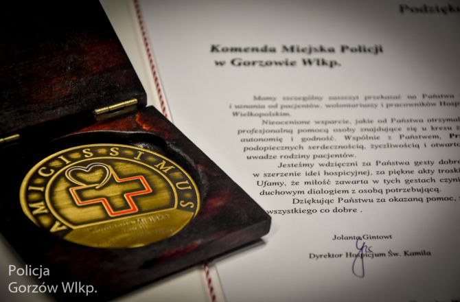 Policjanci pomagają potrzebującym