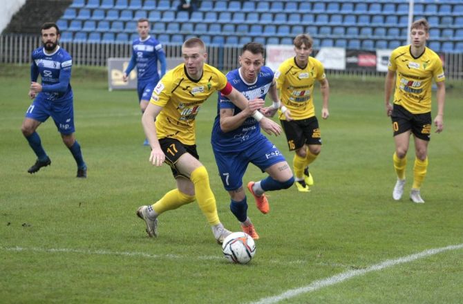 W akcji Mateusz Kaczor (w niebieskiej koszulce), zdobywca dwóch goli dla Stilonu