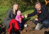 Prezydent też posadził drzewko dla córeczki
