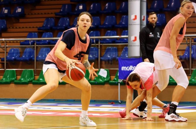 Od lewej Anna Jakubiuk i Weronika Telenga