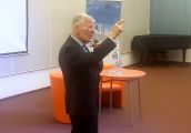 Profesor Jan Miodek gościem gorzowskiej biblioteki