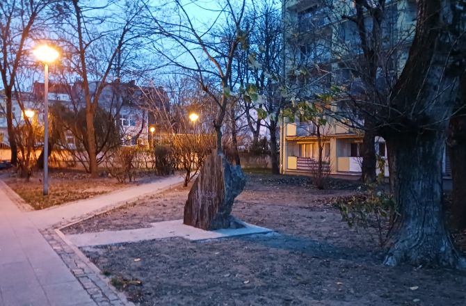 Schowany za jakimś śmietnikiem, ale jest