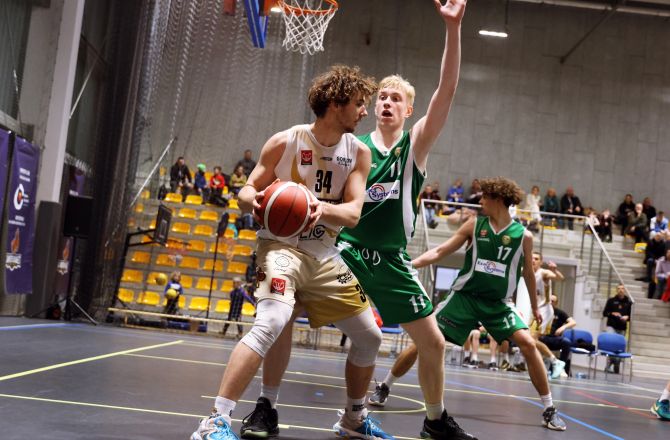 Norbert Grzegorczyk (z piłką) rozegrał świetny mecz i razem z kolegami potem świętował ważne zwycięstwo nad Śląskiem