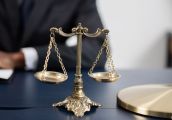 Przez trzy lata wprowadzał w błąd swoją klientkę