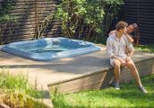 Relaks i przyjemność przez cały rok- odkryj korzyści jacuzzi ogrodowego całorocznego