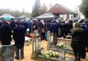 Spoczął wśród parafian, którym służył