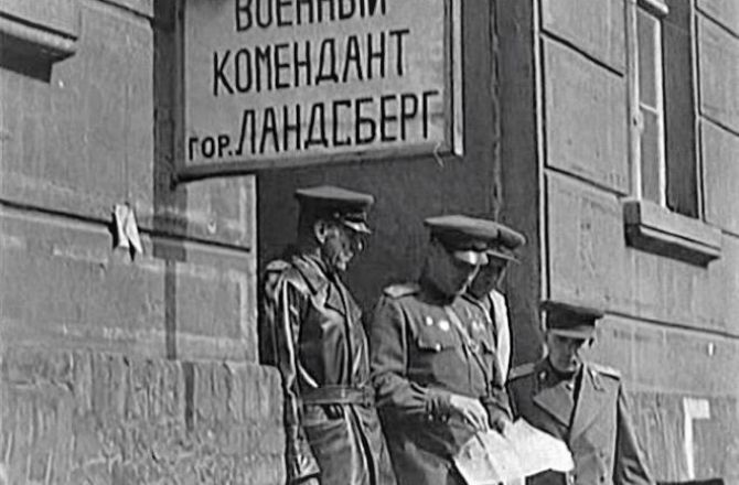 Żołnierze radzieccy w Landsbergu w lutym 1945 roku