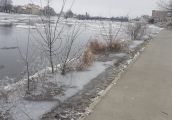 Niebezpiecznie nad Wartą przy bulwarach