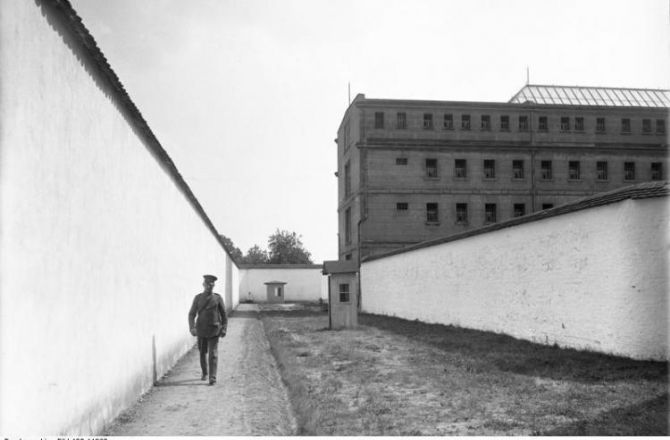 Oficer patrolujący teren Zuchthaus Sonnenburg, 1931 r. Źródło: Bundesarchiv