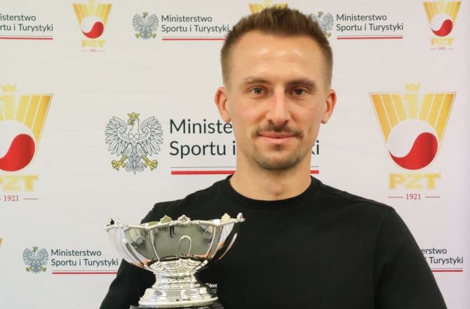 Jan Zieliński z pucharem za wygranie Australian Open w mikście