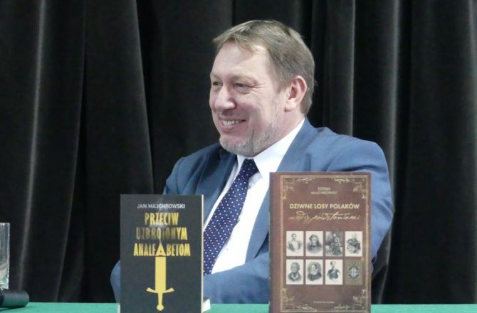 Prof. Jan Majchrowski na jednym ze spotkań promujących książkę „Przeciw uzbrojonym analfabetom”