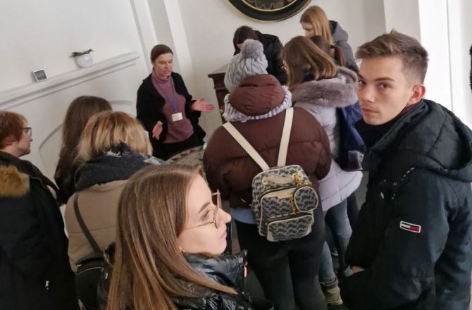 Studenci podczas wycieczki do muzeum w Kórniku, listopad 2023
