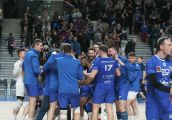 Lider na kolanach. Siatkarski Stilon gra dalej