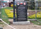 Postument już stoi. Czekamy na odsłonięcie
