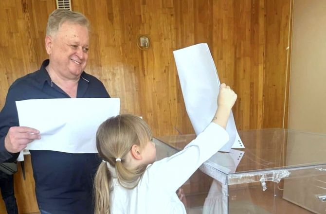 Jerzy Synowiec z córeczką Helenką podczas niedzielnego głosowania