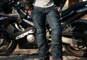 Spodnie motocyklowe jeansy, tekstylne czy skórzane? Jak wybrać idealne od najlepszych producentów?