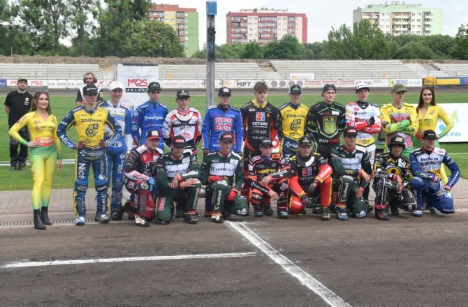 Finaliści Brązowego Kasku podczas prezentacji w Pile