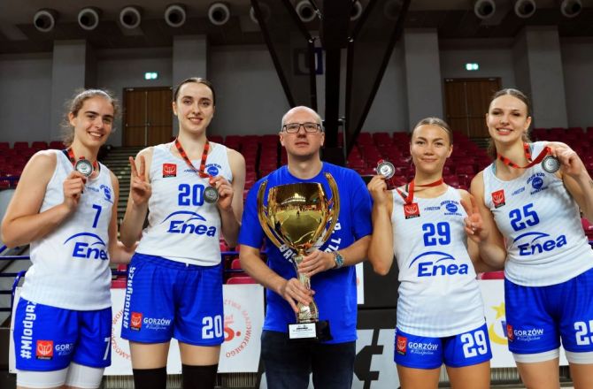 Nasze wicemistrzynie Polski z trenerem Robertem Pieczyrakiem