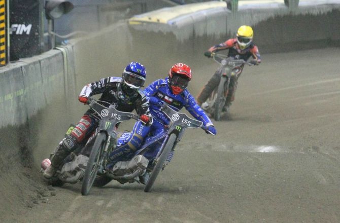 Finałowy wyścig do końca trzymał w napięciu. Fredrik Lindgren wyprzedza właśnie Bartosza Zmarzlika i jedzie po siódmą wygraną w Grand Prix