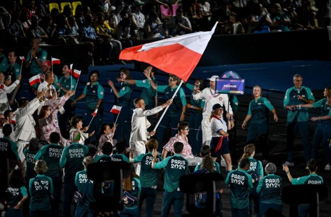 Maciej Lepiato z polską flagą podczas ceremonii otwarcia Igrzysk Paralimpijskich