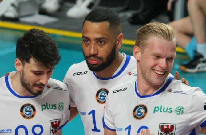 Od lewej: Vuk Todorović, Chizoba Neves i Mathijs Desmet