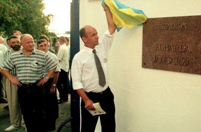 Zenon Plech podczas odsłonięcia tablicy informującej o nadaniu stadionowi w Gorzowie imienia Edwarda Jancarza