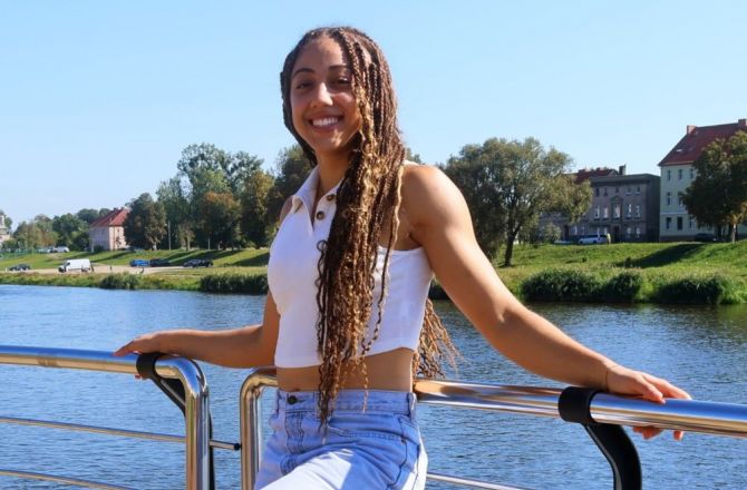 Elena Tsineke podczas jednego z letnich spacerów po Gorzowie